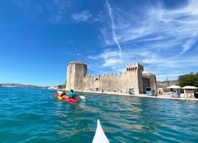 Kayaking-near-Castle-Kamerlengo-in-Trogir